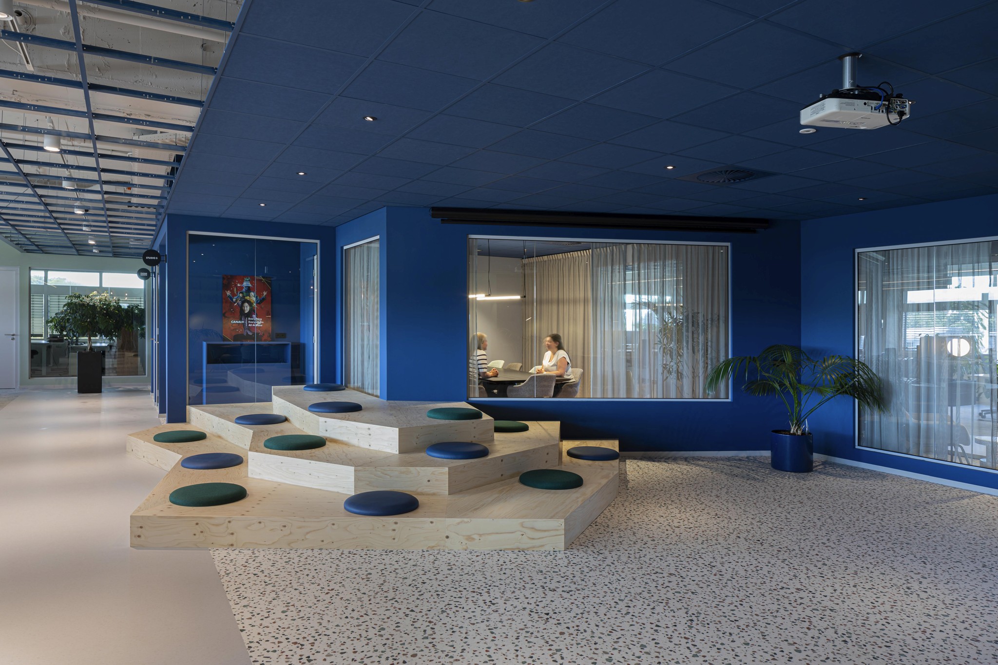 Canal +, Hilversum